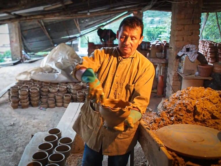 Atelier de poterie à Raquira en Colombie
