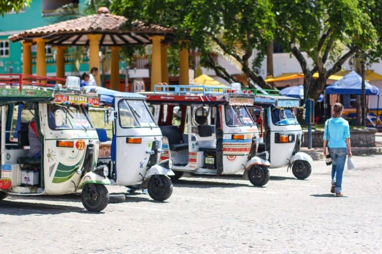 village de guatape et ses couleurs un incontournable d'un voyage en colombie