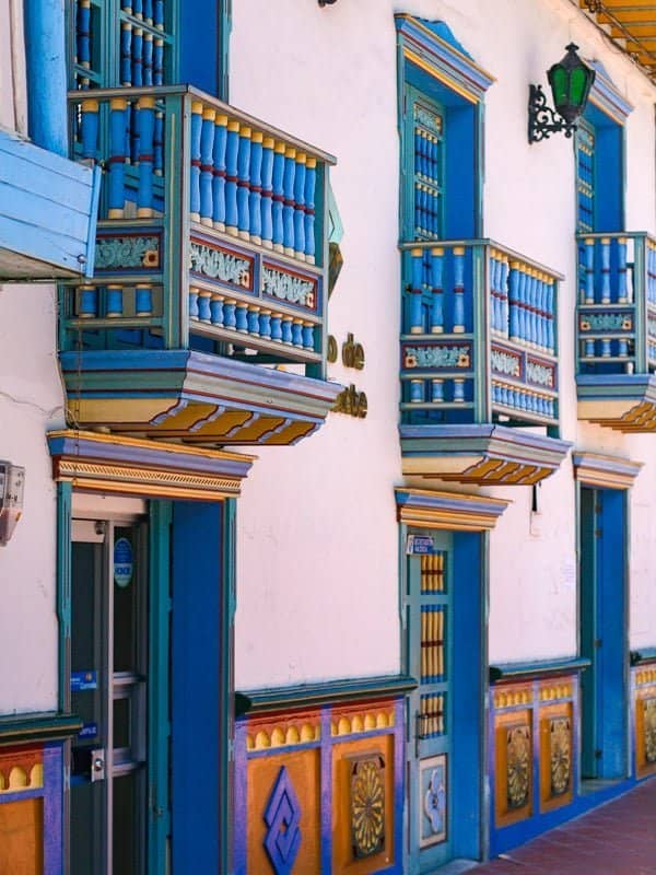 village de guatape et ses maisons colorées incontournable d'un voyage en colombie