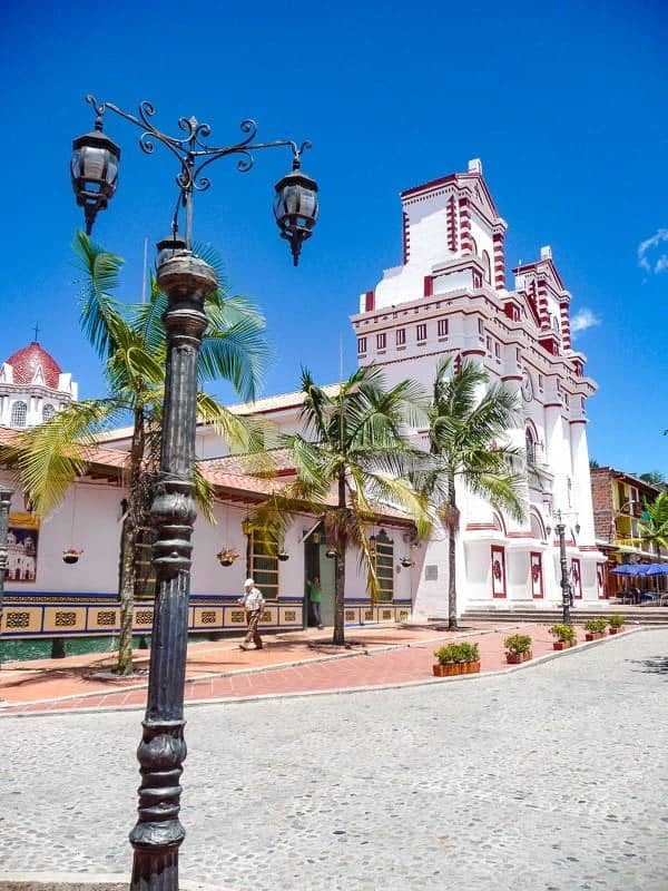village de guatape et son église colorée incontournable d'un voyage en colombie