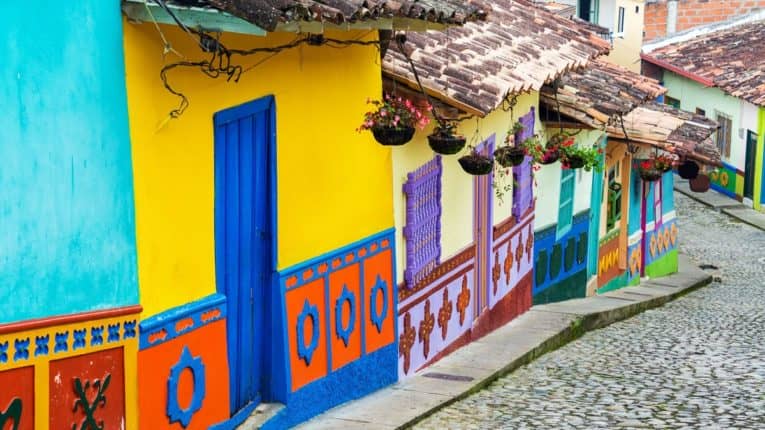 village de guatape et ses maisons colorées incontournable d'un voyage en colombie