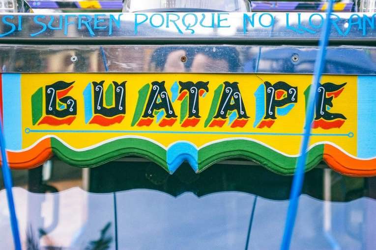 village de guatape et ses couleurs un incontournable d'un voyage en colombie