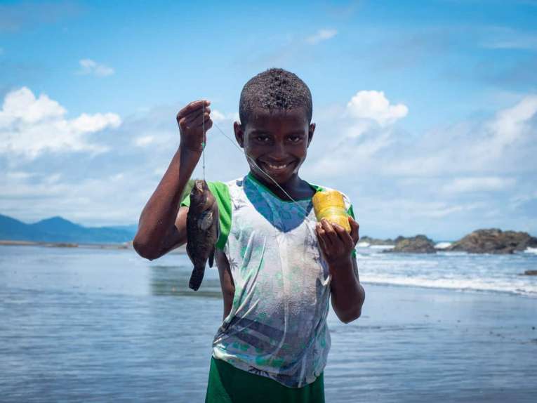 jeune pêcheur sur la plage del Valle, Bahia Solano sur la côte pacifique de la Colombie