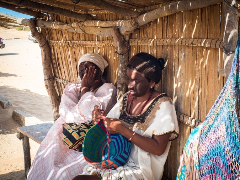 femmes wayuu tissant la mochila au cabo de la vela guajira colombie