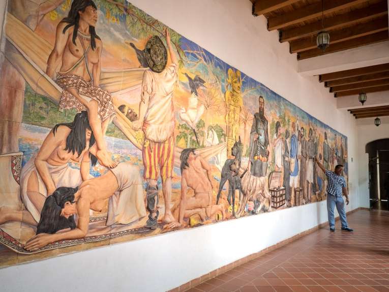 fresque historique à lorica village hors des sentiers battus de colombie