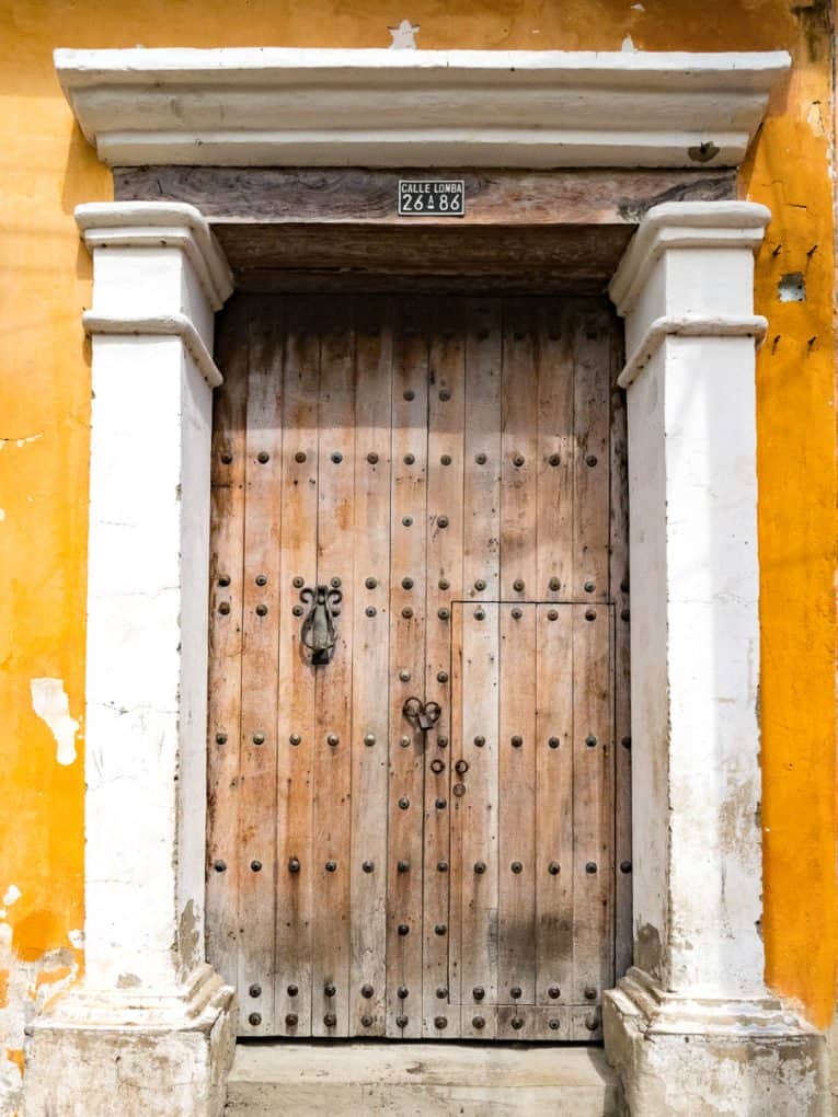 porte coloniale à Getsemani, quartier historique de Cartagena en Colombie
