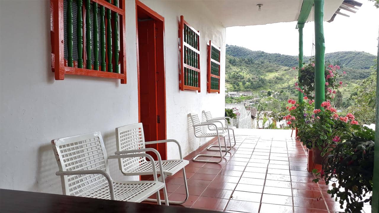 Un balcon avec des chaises et une vue sur les montagnes.