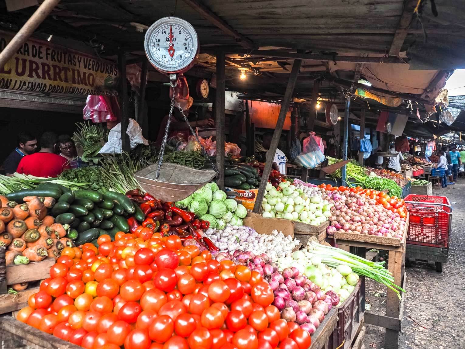 Un marché de fruits et légumes dans une ville.