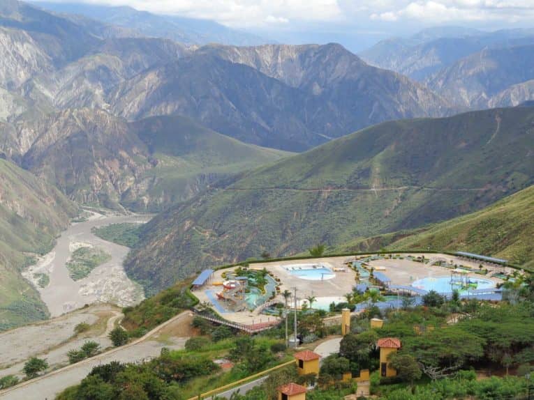 Une piscine au milieu d'une montagne au Pérou.