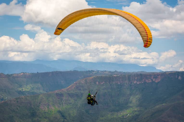 Parapente au dessus du Canyon de Chicamocha à San Gil en Colombie