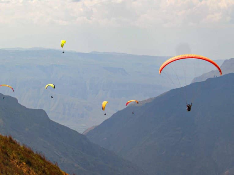 Parapente au dessus du Canyon de Chicamocha à San Gil en Colombie