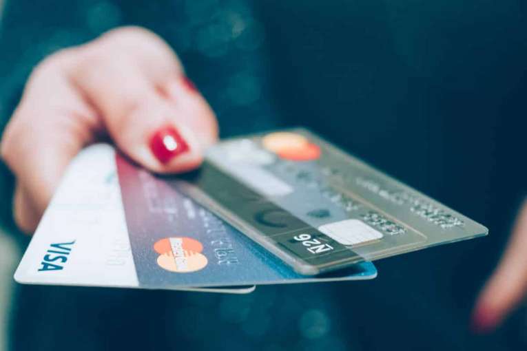 Carte bancaire sans frais à l’étranger, comparatif banque de voyageur 2022