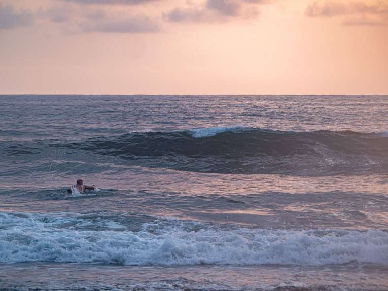 Surf à Arusi, océan pacifique autour de Nuqui